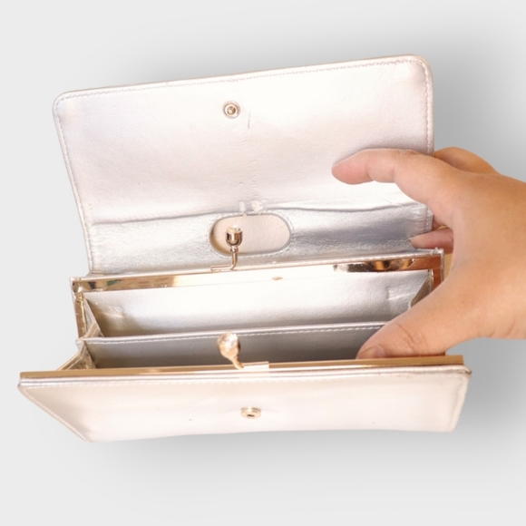 LIMITED WOMENS SILVER CLUTCH WALLET WITH DIAMOND CLASPS AND CARD SLOTS - Picture 3 of 12